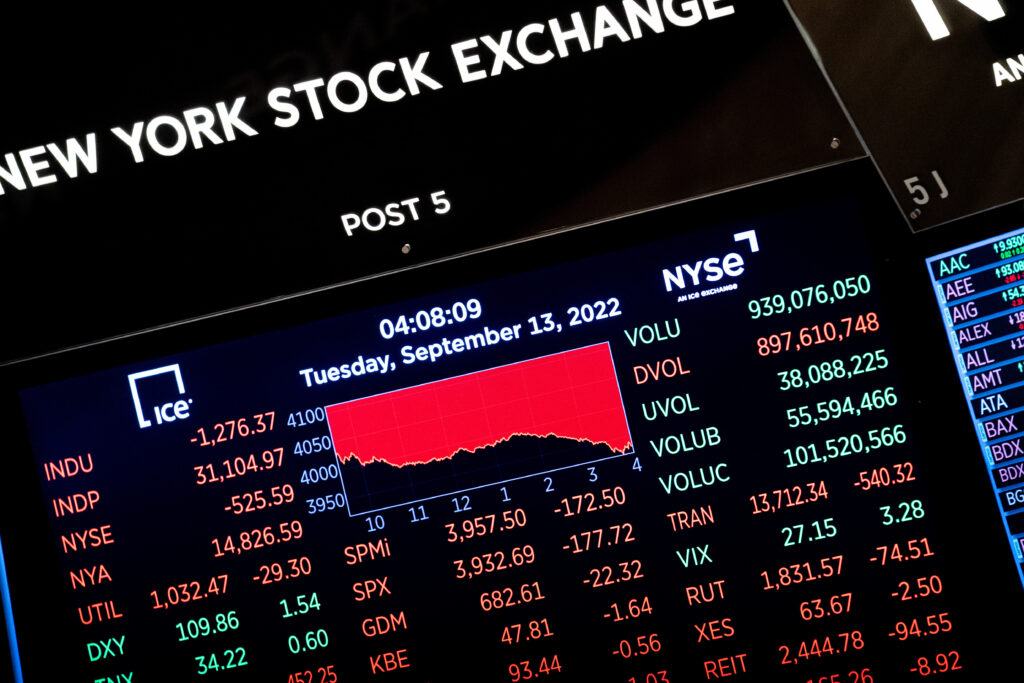 Should an Investor Choose Between Fundamental vs. Technical Analysis?