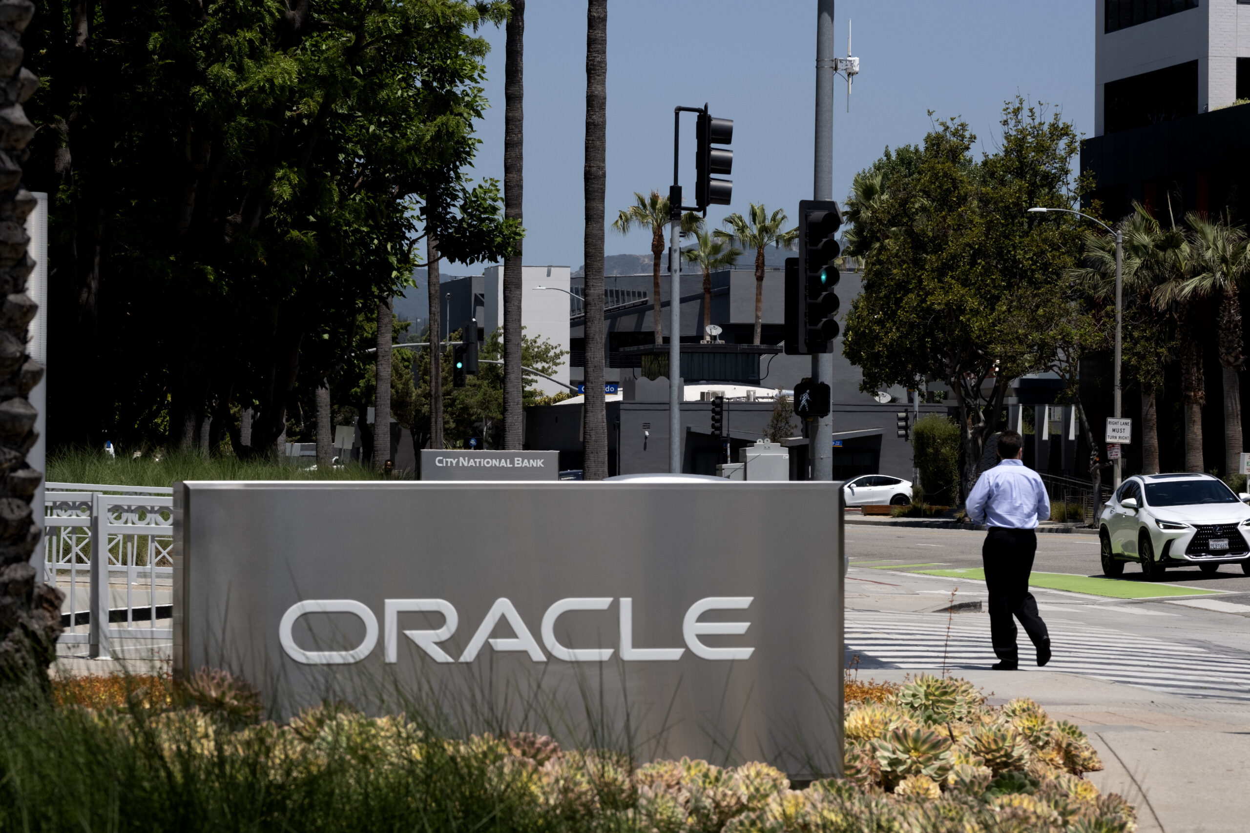 How Oracle Just Turned Into the Hottest AI Company in the Stock Market