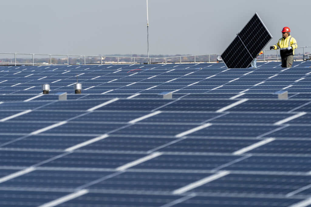 SolarEdge’s Recent Price Swings Highlight Upside and Volatility of Renewable Energy Stocks