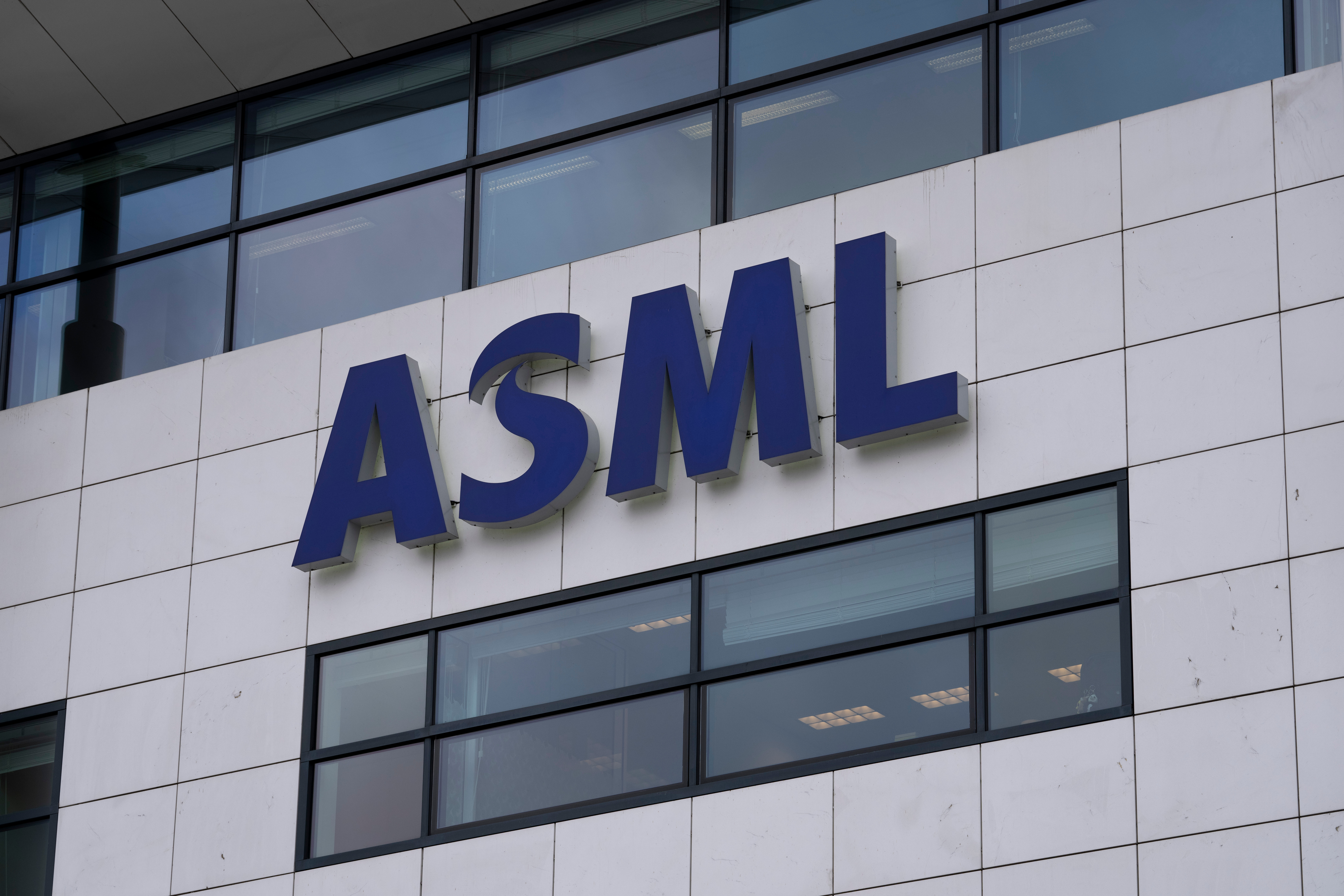 ASML Faces a Daunting New China Export Threat Despite Strong Earnings