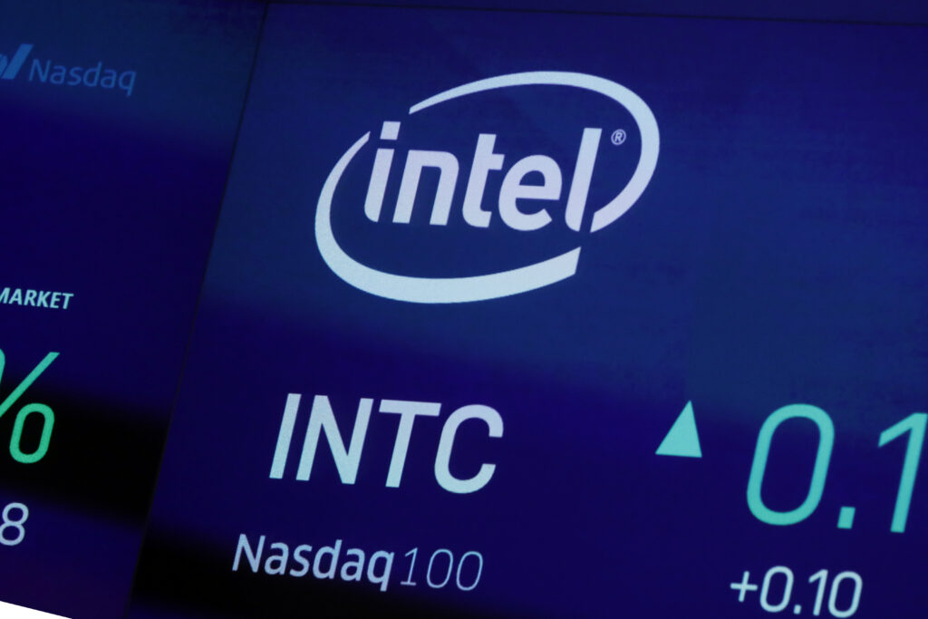 Intel Keeps Its Winning Streak Going With Apple Chip Deal. Good Time to Buy Near Its All-Time High?